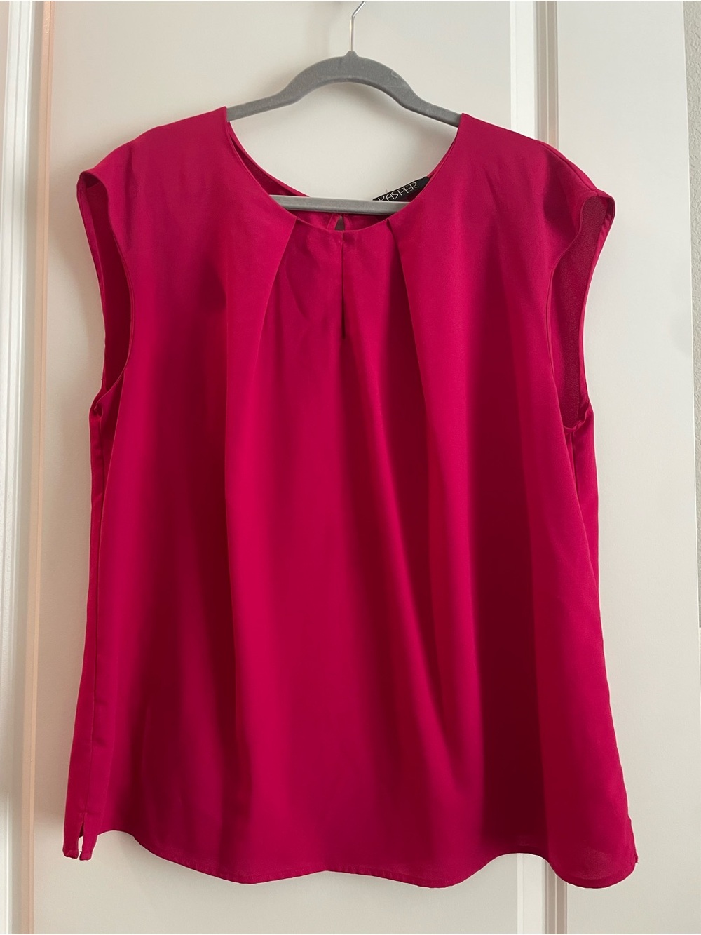 Kasper Sleeveless Fuchsia Pleated Front Blouse